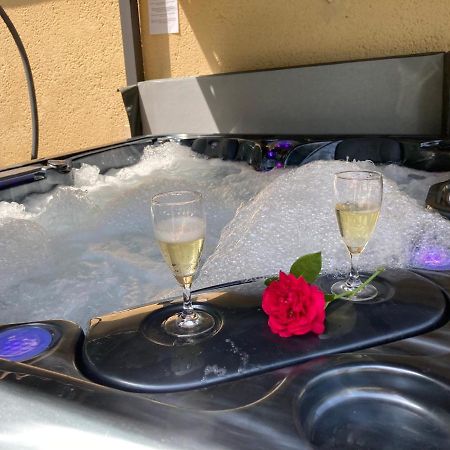 Gite Des Combes Blanches Avec Piscine Et Jacuzzi Frayssinet-le-Gélat Exteriör bild