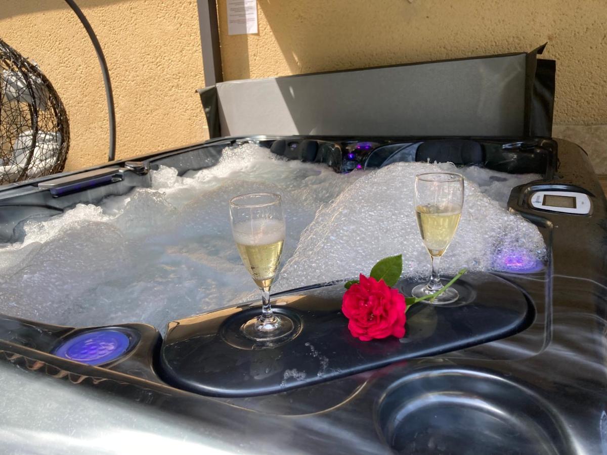 Gite Des Combes Blanches Avec Piscine Et Jacuzzi Frayssinet-le-Gélat Exteriör bild